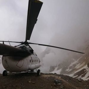 На Камчатке ищут вертолет, приземлившийся в кратер вулкана