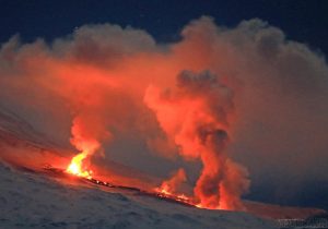 Извержение вулкана Ключевской на Камчатке нарастает