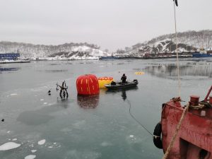 В акватории Петропавловска начался подъем затонувшего судна