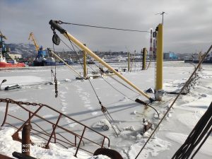 Затонувший у берега Камчатки плавдок загрязняет воду