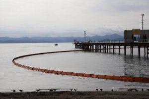 На Камчатке устраняют утечку нефтепродуктов в Авачинской бухте