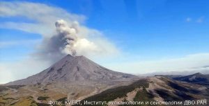 Облако пепла с вулкана Карымский улетело в сторону Тихого океана