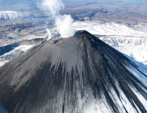 Камчатский вулкан Шивелуч выбросил столб пепла на высоту 3,5 км