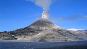 Вулкан Карымский на Камчатке выстрелил пеплом на 5 километров