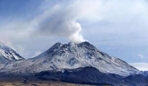 Раскаленные лавины сходят со склона вулкана на Камчатке