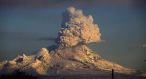 Пепловый выбрoc из вулкана Шивелуч зафиксирован на Камчатке