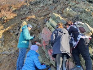 Никольскую сопку на Камчатке очистили от вандальных надписей