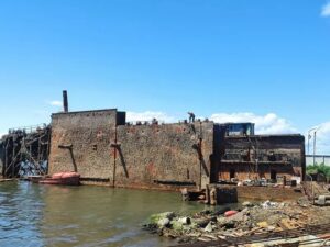 Затонувший плавдок поднят со дна Авачинской бухты на Камчатке