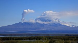 На Камчатке ветер поднимает пепел со склона вулкана на высоту 2,5 км