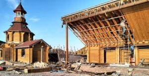 В центре Петропавловска-Камчатского сносят спорную этнодеревню