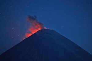 Пеплопад от извержения вулкана угрожает населенным пунктам Камчатки
