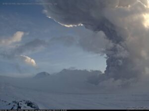 Продолжается извержение вулкана Безымянный на Камчатке