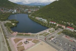 Из Култучного озера на Камчатке отбирают пробы донного грунта