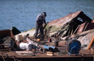 Генеральная уборка в Авачинской бухте: поднимут еще 29 затонувших судов