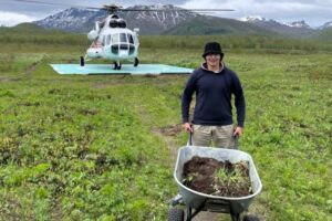 Московские студенты на Камчатке меняют дёрн у вертолётных площадок