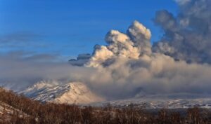 На Камчатке детей призвали ходить в масках из-за пеплопада