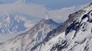 На Камчатке началось извержение вулкана Безымянный
