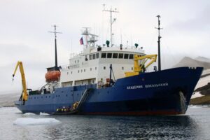 Дальний Восток: научные суда открывают сезон круизов по заповедникам