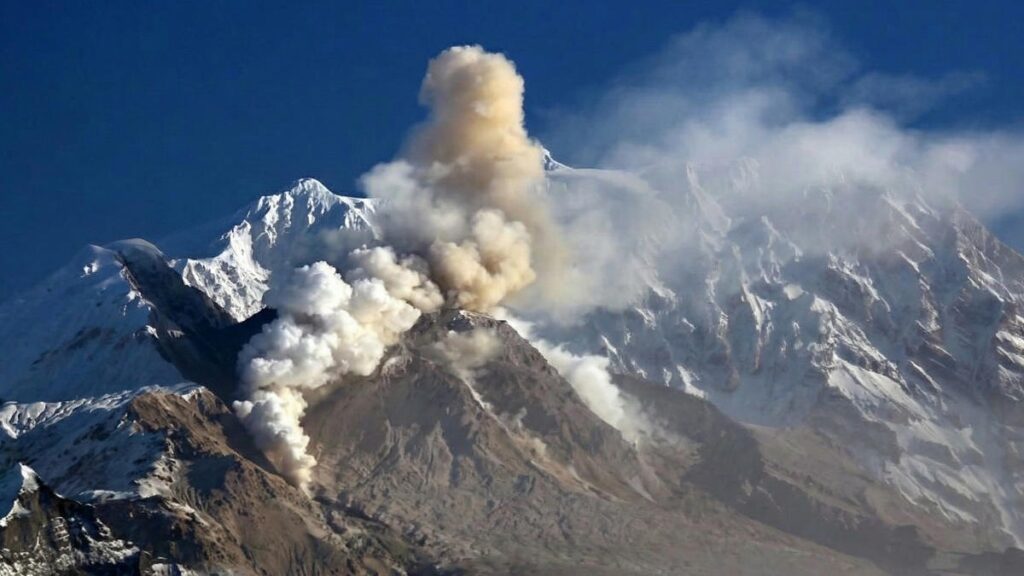 Дегазация недр: вулкан Шивелуч усилил выбросы пара и вулканических газов