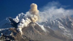 Дегазация недр: вулкан Шивелуч усилил выбросы пара и вулканических газов