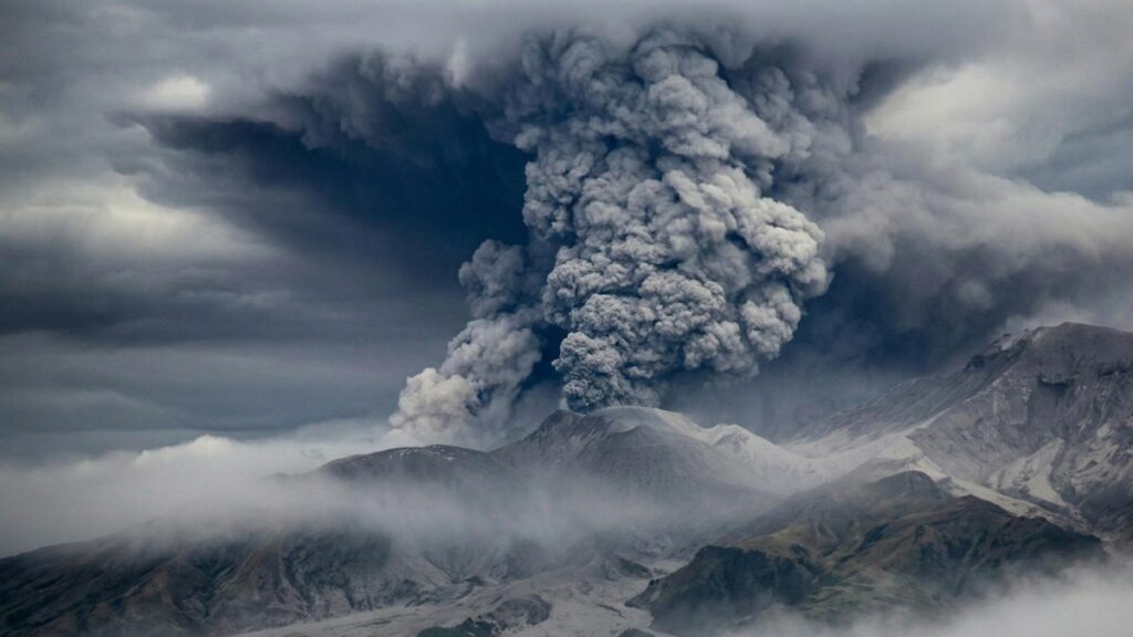 Вулкан Шивелуч на Камчатке выбросил столб пепла на высоту 6 км