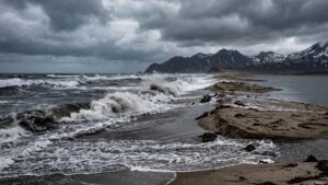 Штормовой нагон: как море разрушает берега Камчатки