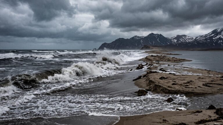 Штормовой нагон: как море разрушает берега Камчатки